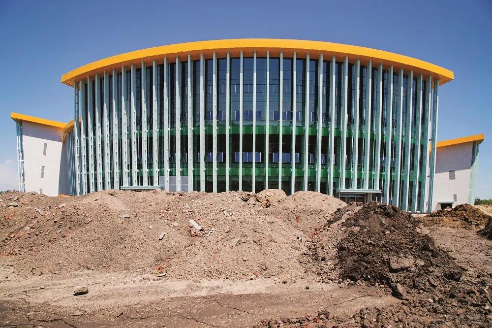 2017年7月，吉林白城市鹤鸣湖一角。2012年至2014年，白城市新开城市建设集团有限公司以鹤鸣养鱼场为名，未经批准擅自占用白城生态新区土地1002.90亩建设人工景观湖，其中耕地895.65亩。图/视觉中国