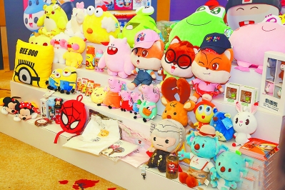 2019中国卡通形象营销大会泉州论坛会场展示各类动漫衍生品。