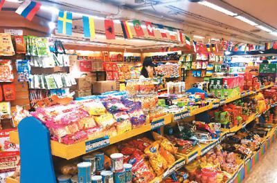 北京一家进口食品折扣店的货架上摆满了来自世界各地的进口商品。 
　　卫琳聪摄
