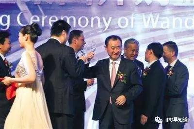 在并购盈方的新闻发布会上，王健林举起了手中的香槟