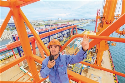 在洋浦经济开发区内的中石化（香港）海南石油有限公司成品油码头，工人在作业。本报记者 陈元才 摄