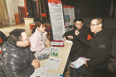 1月3日,2019年全国首场博士、博士后、海归人才暨高级人才巡回招聘会(长沙站)在中南大学校本部立功厅举行,几名研究生在用人单位展位前应聘。 湖南日报记者 田超 摄