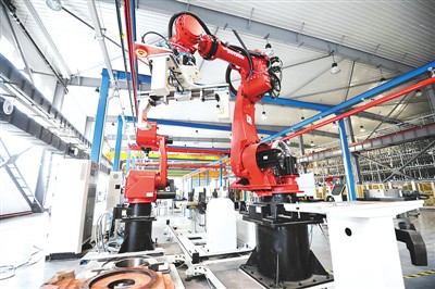 青岛新松机器人自动化有限公司内景。傅 瑜摄