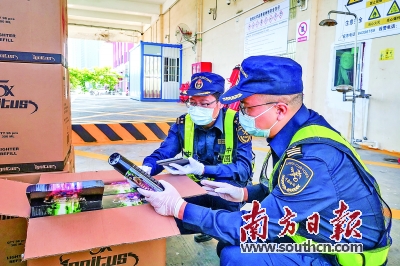 文锦渡海关查获侵权UGG鞋。孟桦 摄