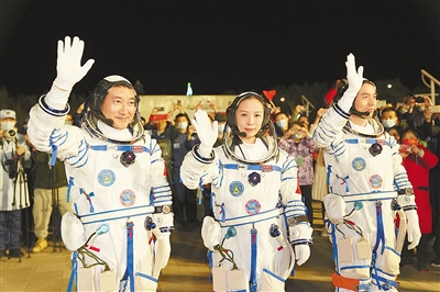 10月15日晚，神舟十三号载人飞行任务航天员乘组出征仪式，在酒泉卫星发射中心问天阁广场举行。翟志刚（左）、王亚平（中）和叶光富即将开启为期6个月的飞行任务。 　　新华社记者 李 刚摄