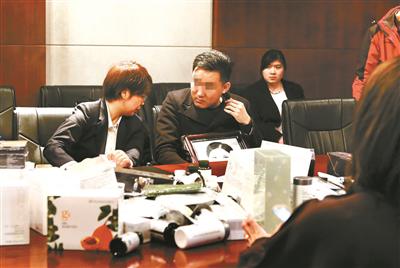 ▲苏伟的代理律师及林丽家属参加与如新公司的见面会 摄影/本报记者 杨小嘉