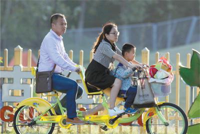 江苏省淮安市古淮河生态园中，家长和孩子一起度过快乐时光。
　　影像中国