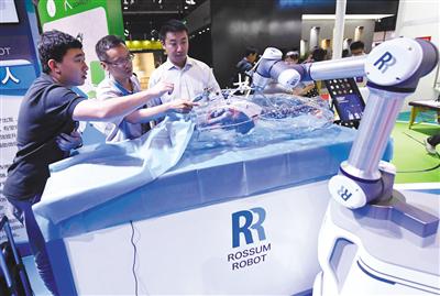 8月21日，世界机器人大会展厅，观众参观骨折复位机器人。