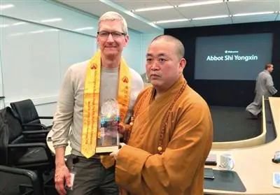 释永信向苹果公司总裁蒂姆库克赠送礼物，来源新京报