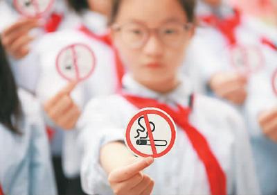 江苏省扬州市维扬实验小学北区校的学生展示禁烟标志。孟德龙摄（人民视觉）