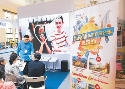 四月十八日，第十六届上海世界旅游博览会（旅博会）在上海展览中心举行，中国各省市以及海外旅游机构和景点纷纷参与。 
　　陈玉宇摄（人民视觉）