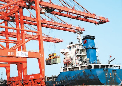 一艘远洋运输轮在江苏连云港港集装箱码头装载集装箱出口国外。王 春摄（新华社发）