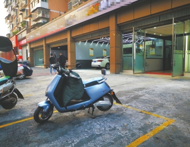 商家在店门外私设了6个停车位。