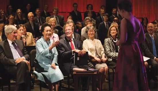  （2001年，Bruce Kovner（左一）成为了茱莉亚音乐学院的理事会主席，并在2013年捐赠6000万美元设立Kovner奖学金；2015年宣布成立茱莉亚（天津）音乐学院，来源：茱莉亚音乐学院官网）