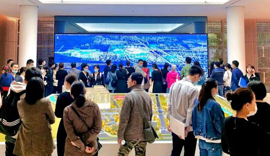 人头攒动的新开盘售楼处图片来源：本报记者摄