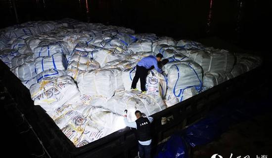 5月29日凌晨上海海关缉私警察在码头查扣装满走私白糖的船只。（李峥摄）