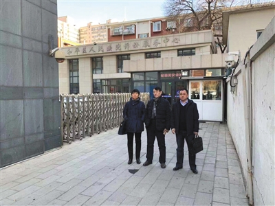 1月28日，律师李滨和张英父母来到天津市和平区人民法院提起行政诉讼。本版图片/受访者供图