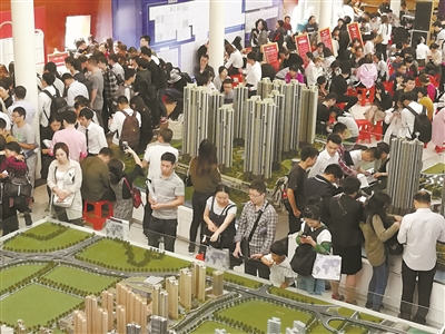2018年5月7日,长沙市某楼盘开盘,市民在选购心仪的房子。湖南日报记者 傅聪 摄