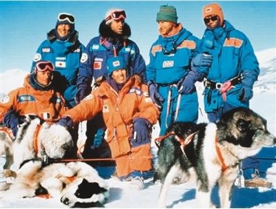 1990年3月，秦大河与来自美、法、英等国同行组成的考察队成功穿越南极点。图为考察队在南极阿蒙森-斯科特站留影（右一为秦大河）。 　　中国科学院网站