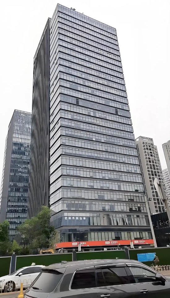 ▲&nbsp;虎子镜头里的猿辅导办公大楼。图 / 视频截图