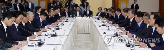 7月10日，文在寅（右五）在青瓦台同韩国30家大企业集团总裁座谈 来源：韩联社