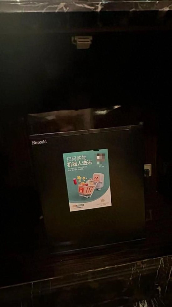 夫妻住上海五星级酒店，半夜被迫躲在阳台：第一次遇到这种事！
