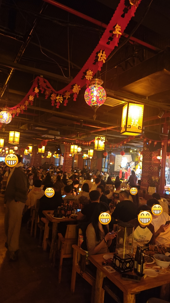 图5：酒馆内座无虚席