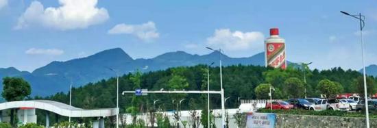 在贵州省仁怀市茅台机场,一下飞机就能看到一座巨大的茅台酒瓶造型建筑,这是仁怀市留给人们的第一印象。(本刊记者 杨学义 / 摄)