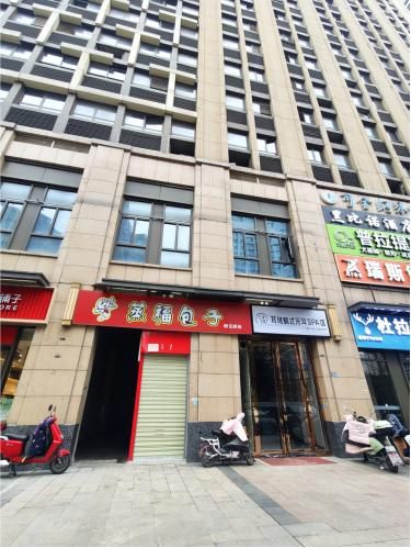 付平被拍下剃头视频所在的公寓楼。 黄依婷/摄