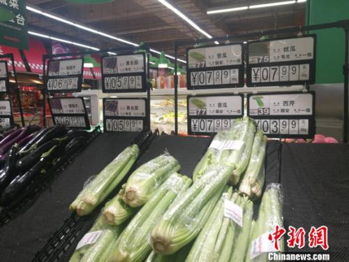 图为超市里的蔬菜摊。正值晚间,一些菜已被人们买空。 谢艺观 摄