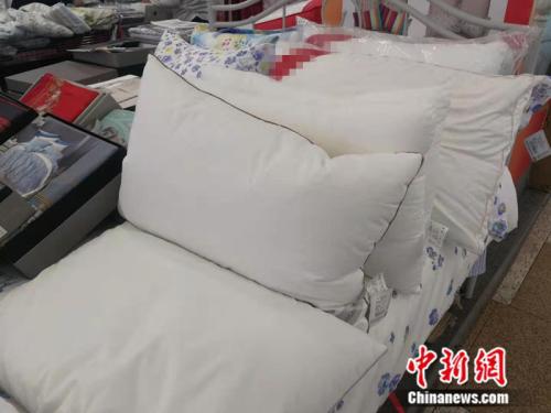 某商场中出售的各类睡眠枕 中新网记者 张尼 摄