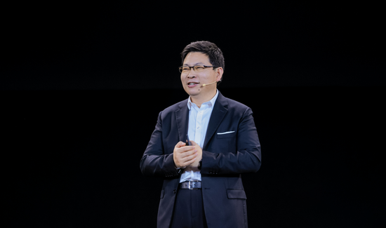 “当巨人倒下的时候,可能身体还是温热的”。