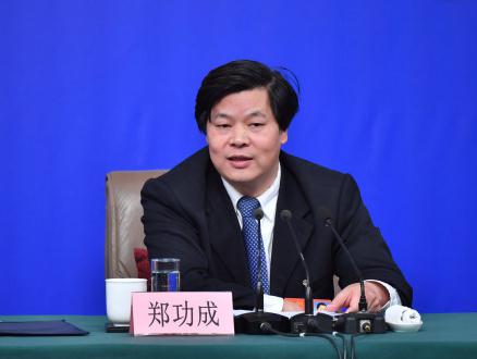 郑功成:养老保险缴费率下调为企业年金