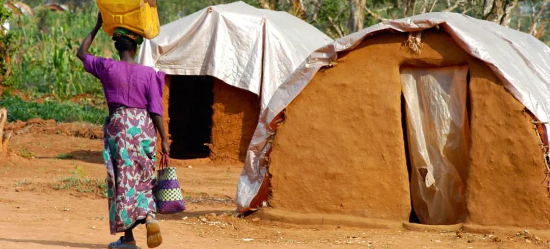 08 世界粮食计划署图片 |&nbsp;一名妇女行走在大湖区卢旺达首都