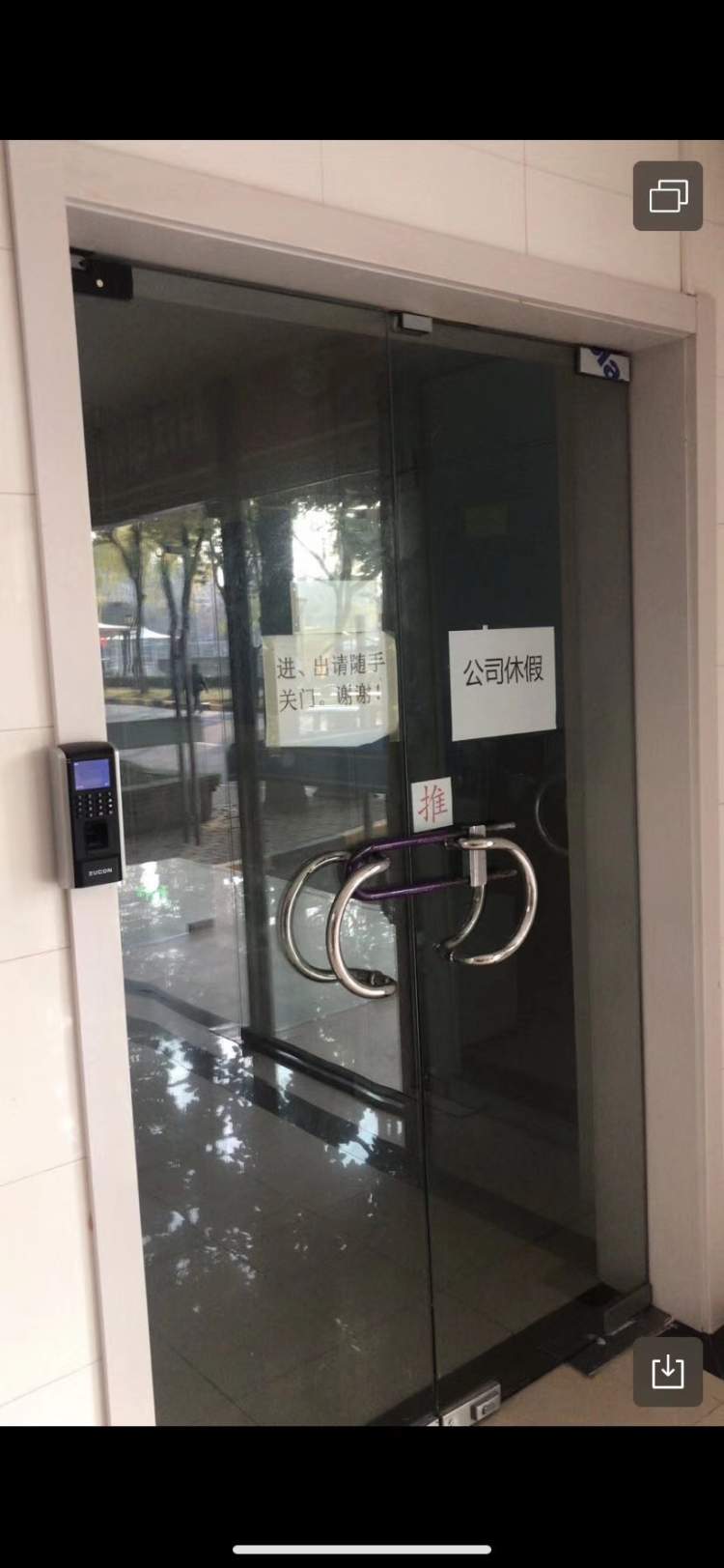 ▲该门店大门紧闭还贴着“休假”的字样