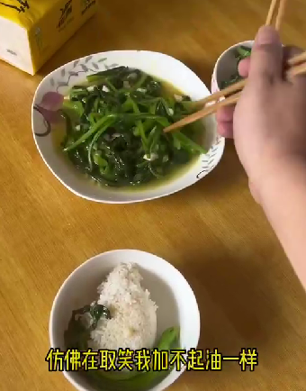 拍卖网平台|24小时还没出广东,男子开特斯拉返乡堵到电量耗尽,加价2000元叫拖车(图4) 图片来源:网友视频截图