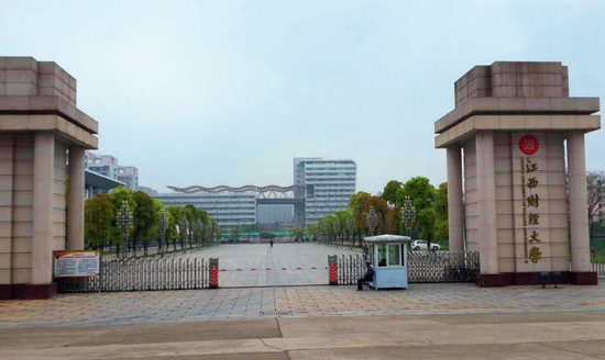 ·赖小民于1979年考上江西财经学院(今江西财经大学),就读国民经济计划专业。