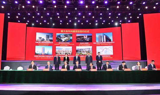 现场签约。长江日报记者郭良朔 摄