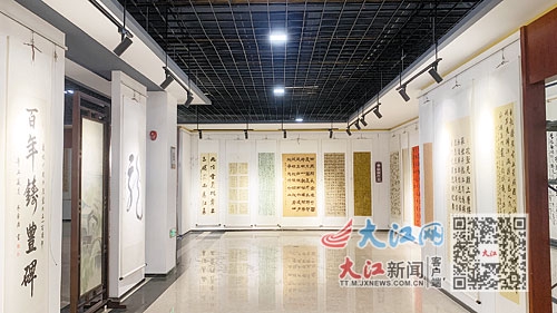 　9月22日，余干县文化馆正在展出的书画作品。本报记者陈璋摄