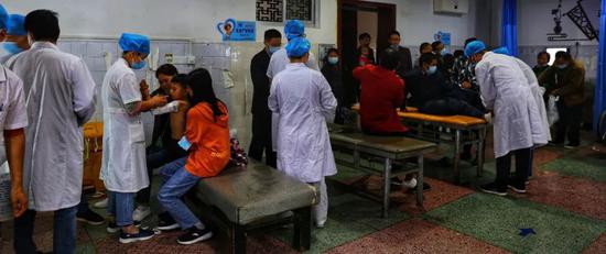 在社港医院，医生为患者进行正骨复位治疗。本报记者张典标摄