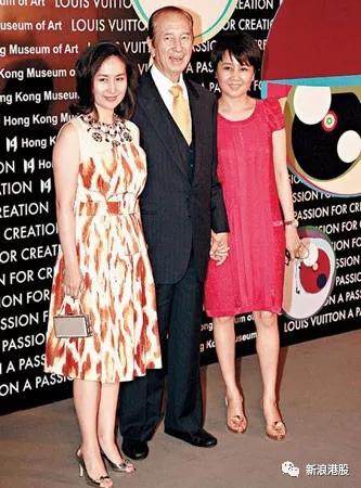 女儿何超琼（左）及四太梁安琪（右）