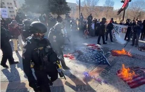 拜登就职日，抗议者在焚烧国旗