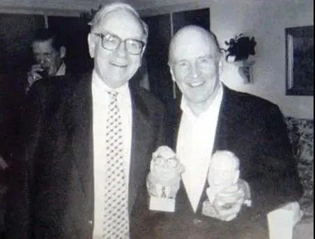杰克·韦尔奇与沃伦·巴菲特手持《财富》杂志颁发的“最受崇拜的人物”雕像
