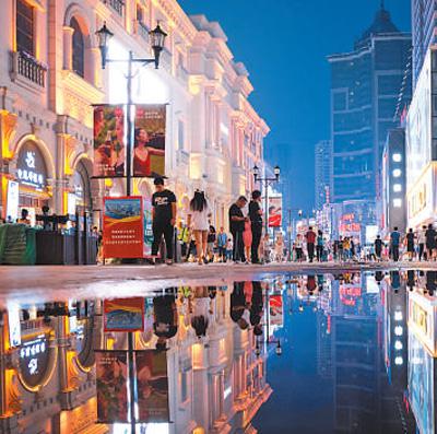 辽宁沈阳，市民在中街商业街购物。 　　黄金崑摄（影像中国）