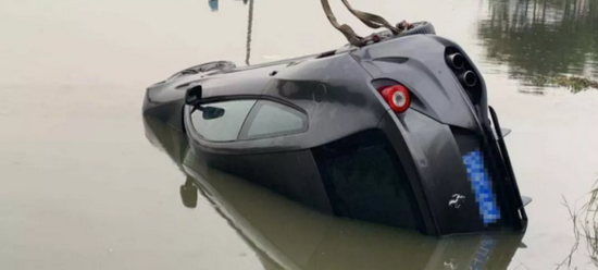 开法拉利超跑不慎落入鱼塘车主申请500万保险理赔遭拒 新浪财经 新浪网