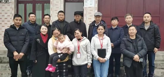 李伟一行与“慧育中国”育婴辅导员、受益家庭合影