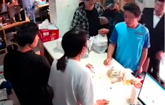 外卖小哥等餐砸东西遭殴打：“成年人的崩溃就在一瞬间”