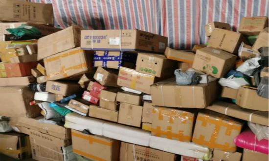 快递小哥掀起罢工潮：罚款有几十个种类 工资为价格战买单