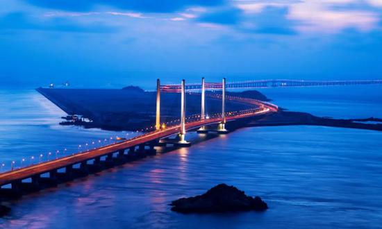 东海大桥：在打造交通强国背景下，浦东的国际航运中心还将延伸发展