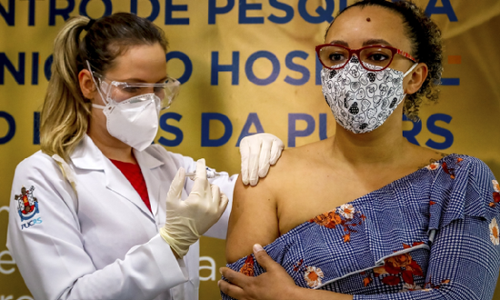 巴西志愿者在接种科兴疫苗